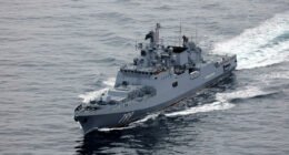 Orosz hadihajó figyelmeztető lövéseket adott le egy brit jachtnak a brit partok közelében