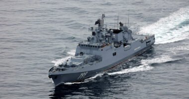 Orosz hadihajó figyelmeztető lövéseket adott le egy brit jachtnak a brit partok közelében