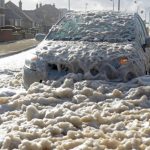 Az Ophelia vihar habbal borított be egy egész kisvárost Angliában