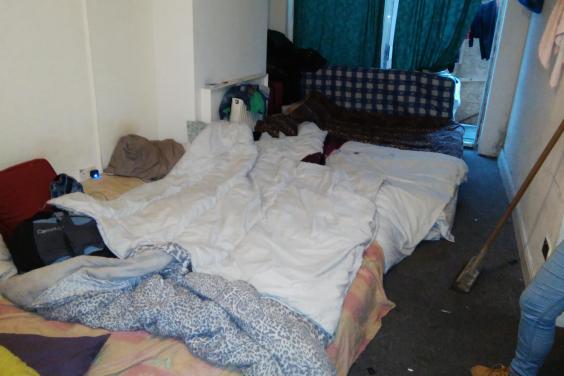 40 európai bevándorló lakott egymás hegyén hátán egy 3 szobás lakásban Londonban 5