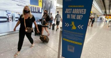 Koronavírus UK: változtatni akarják a karantén szabályt és újabb városokban emelhetik a készültségi szintet