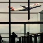 Fejbe és nyakon szúrta magát egy férfi a londoni Heathrow reptér kellős közepén