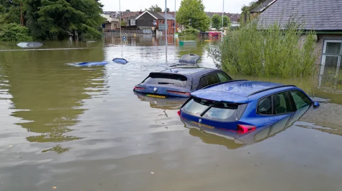 Utak és autók kerültek víz alá, akkora esőzések és szél volt Nagy-Britanniában Swansea környékén Utak és autók kerültek víz alá, akkora esőzések és szél volt Nagy-Britanniában Swansea környékén