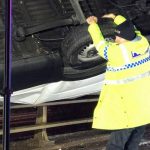 Kézzel tartott egy felborult kisbuszt egy rendőr Angliában, hogy ne zuhanjon le a hídról