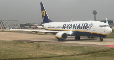 Elképesztő összeget, percenként közel 5000 fontot kaszált a Ryanair a megemelt repülőjegy árakkal
