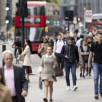Emberek ezreinek mostantól hivatalosan is csak 4 napot kell dolgozniuk egy héten Nagy-Britanniában, és még a fizetésük is ugyanannyi marad