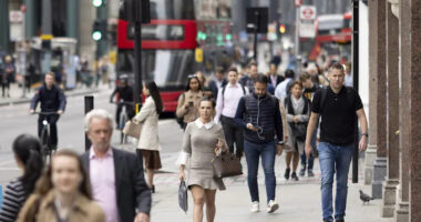 Emberek ezreinek mostantól hivatalosan is csak 4 napot kell dolgozniuk egy héten Nagy-Britanniában, és még a fizetésük is ugyanannyi marad