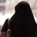 A nyílt utcán a földön vonszoltak egy muszlim nőt a fejkendőjénél fogva Londonban