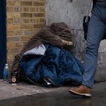 A kormány megszünteti a lakhatási támogatást a fiataloknak Nagy-Britanniában