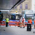 Súlyos buszbaleset Angliában: üzletbe hajtott egy busz Manchester belvárosában, számos sérült van