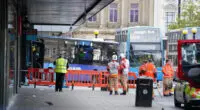 Súlyos buszbaleset Angliában: üzletbe hajtott egy busz Manchester belvárosában, számos sérült van 2