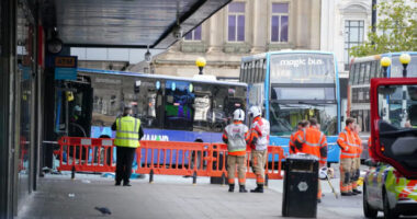 Súlyos buszbaleset Angliában: üzletbe hajtott egy busz Manchester belvárosában, számos sérült van