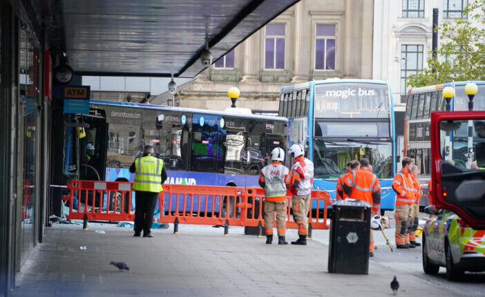 Súlyos buszbaleset Angliában: üzletbe hajtott egy busz Manchester belvárosában, számos sérült van 19