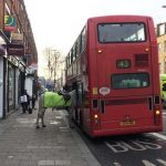 Bizarr látvány Londonban, amint egy ló „fel akart szállni” a buszra