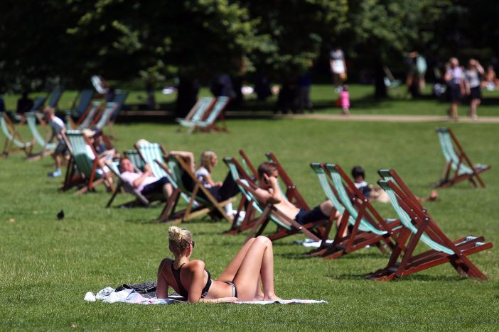 Az év eddigi legmelegebb hete jön Nagy-Britanniában: 30C és szikrázó napsütés 2