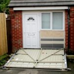 Garázsajtóval álcázta a titokban épített lakóépületét egy pár Angliában