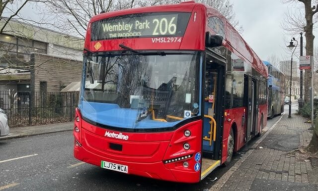 Kirúgtak egy buszsofőrt Londonban, miután üldözőbe vette a tolvajt, aki ellopta az egyik utas nyakláncát