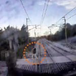 Elképesztő mázlija volt egy fickónak Angliában – szó szerint centiken múlott az élete, az esetről videó is készült