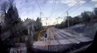 Elképesztő mázlija volt egy fickónak Angliában – szó szerint centiken múlott az élete, az esetről videó is készült 2