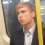 Összevertek és kilöktek a metróból egy NHS dolgozót Londonban, mert szólt, hogy tegyék fel a maszkot