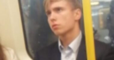 Összevertek és kilöktek a metróból egy NHS dolgozót Londonban, mert szólt, hogy tegyék fel a maszkot