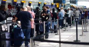 Emberek tízezreit érintő járattörlések és késések Anglia legnagyobb repterein
