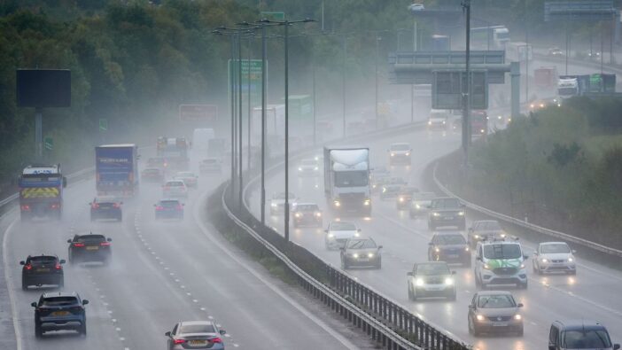 Hatalmas eső, szél és közlekedési káosz várható a húsvéti hétvégén az Egyesült Királyságban Hatalmas eső, szél és közlekedési káosz várható a húsvéti hétvégén az Egyesült Királyságban