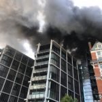 Tűz ütött ki London belvárosában az egyik luxushotelben: 120 tűzoltó oltotta a lángokat