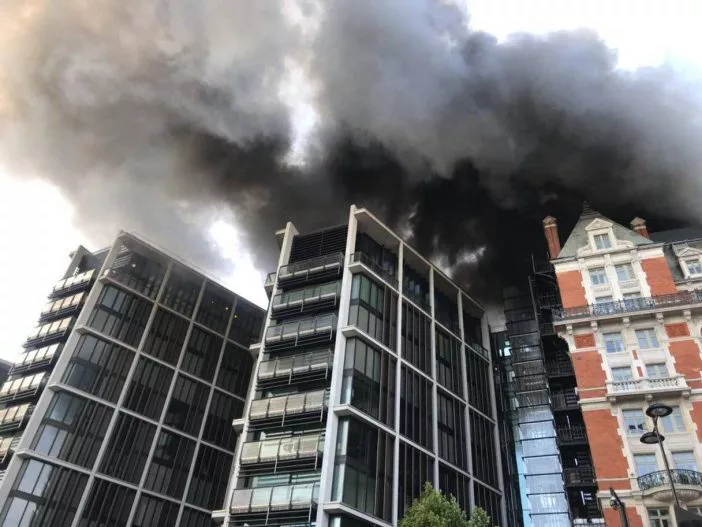 Tűz ütött ki London belvárosában az egyik luxushotelben: 120 tűzoltó oltotta a lángokat