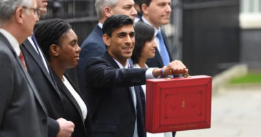 Durván £4,000-tól esett el minden ember átlagosan Nagy-Britanniában, mióta a konzervatív párt van hatalmon