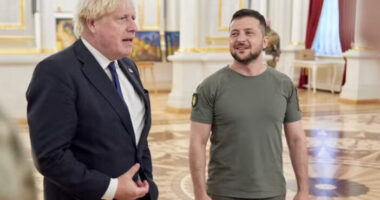 Boris Johnson újabb 54 millió font értékben küld Ukrajnának harci felszereléseket, miközben itthon egyre romlik az emberek anyagi helyzete