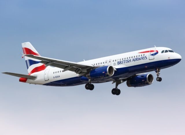 Kirúgták a British Airways egyik légiutas-kísérőjét, mert a munkatársa megvádolta, hogy „magához nyúlt” közvetlenül mellette