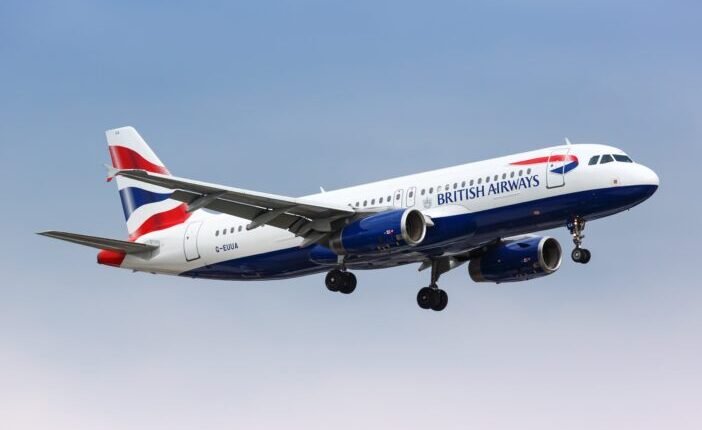Kirúgták a British Airways egyik légiutas-kísérőjét, mert a munkatársa megvádolta, hogy "magához nyúlt" közvetlenül mellette