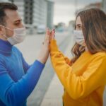 Koronavírus UK: Párkapcsolat, pasizás, csajozás – mi legális mi nem a 3 készültségi szinten