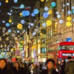 A brit kormány enyhít a korlátozásokon, engedélyezi, hogy az üzletek tovább nyitva maradhassanak