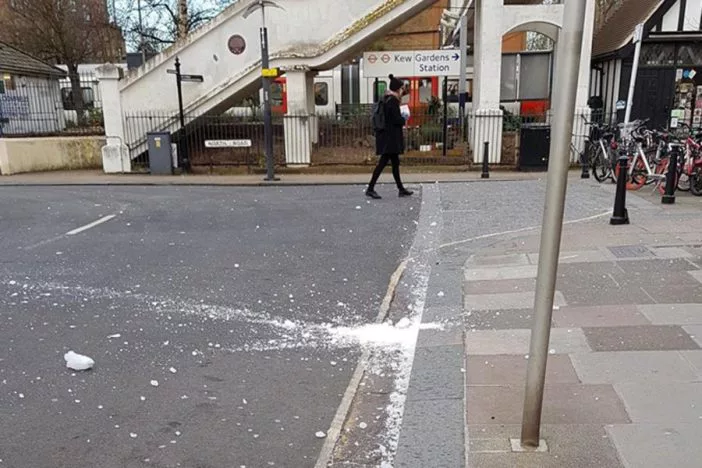 Hatalmas jégtömb csapódott be Londonban egy férfi mellett az utcába 5