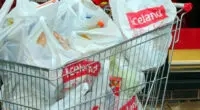 Több, mint 500 fontos termékének árát csökkenti Nagy-Britannia egyik legnagyobb élelmiszerlánca