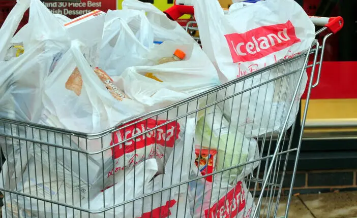 Több, mint 500 fontos termékének árát csökkenti Nagy-Britannia egyik legnagyobb élelmiszerlánca