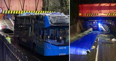 Leszakadt az egész teteje egy emeletes busznak Angliában, miután hídnak csapódott