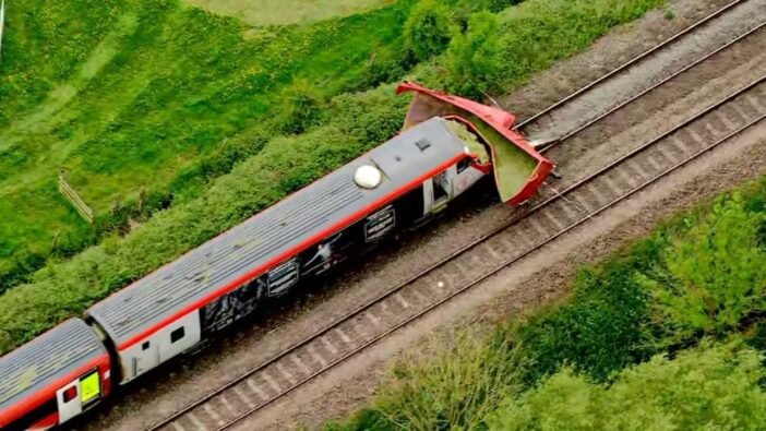 Súlyos vonatbaleset Herefordshire-ben: Traktorral ütközött egy vonat, 17 sérült