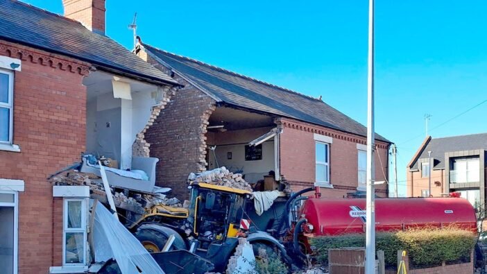31 tonnás traktor tarolt le több házat Angliában – egy drogos sofőr okozta az ütközést