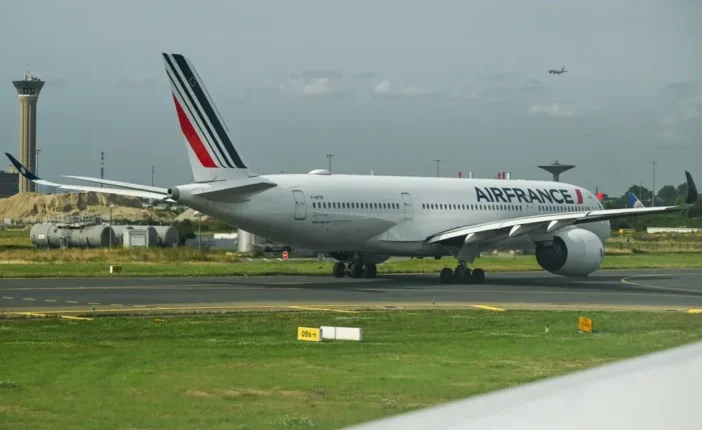 Üresen, a kitoloncolni kívánt migránsok nélkül szálltak fel a "deportáló járatok" Angliából