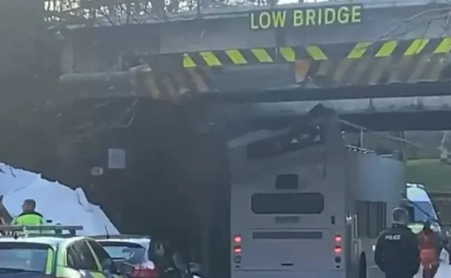 Számos kisgyermek megsérült, miután egy emeletes busz hídnak csapódott Lancashire-ben