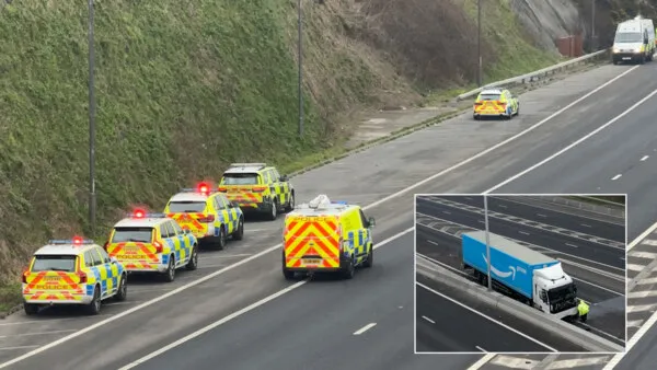 Horrorbaleset az M62-es autópályán Angliában: forgalommal szembe ment és egy Amazon kamionnal ütközött frontálisan egy Audi 4