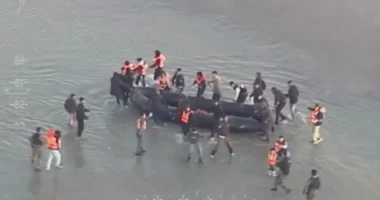 Migránsok támadtak a rendőrökre, akik megpróbálták megakadályozni a La Manche-csatornán való átkelést