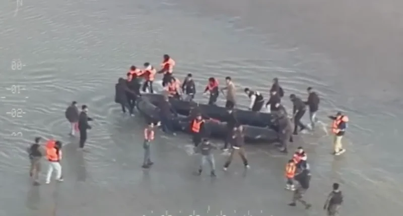 Migránsok támadtak a rendőrökre, akik megpróbálták megakadályozni a La Manche-csatornán való átkelést