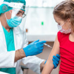Már 5 éves gyerekeken is megkezdik a vakcina tesztelését Nagy-Britanniában