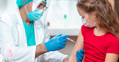 Már 5 éves gyerekeken is megkezdik a vakcina tesztelését Nagy-Britanniában