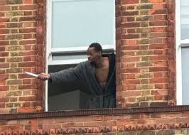 15 órán át tartó feszült patthelyzet Londonban - lezártak egy útszakaszt egy késsel fenyegetőző férfi miatt