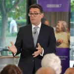 Átfogó reformot jelentett be Andy Burnham: összeomolhat az NHS, ha nem változik a szociális ellátás Angliában